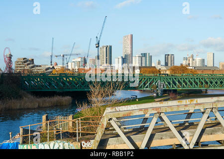 Stratford und dem Olympischen Park von den Fluss Lea an Bromley-By-Bogen, im Osten von London, Großbritannien Stockfoto