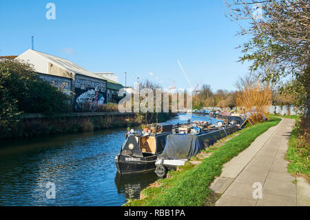 Narrowboats auf dem Fluss Lea in der Nähe von Stratford, East London, Großbritannien Stockfoto