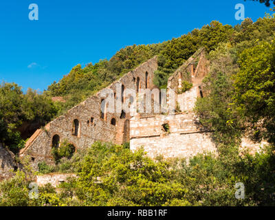 Ruinen einer ehemaligen Mine english Unternehmen bis um 1900 eingestellt und in Campiglia Marittima, Italien, für ein paar Jahre Stockfoto
