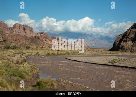 Rushing River mit Blick auf die Anden unter einer niedrigen cloud blue sky in Mendoza. Stockfoto