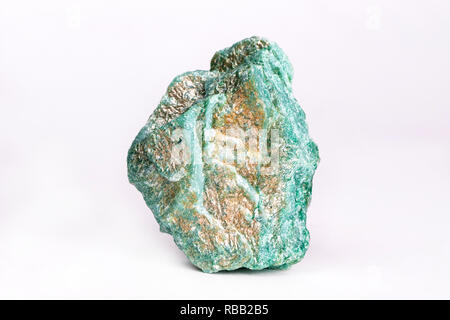 Makrofotografie von fuchsite natürliches Mineralwasser (Chrom Glimmer) auf weißem Hintergrund Stockfoto