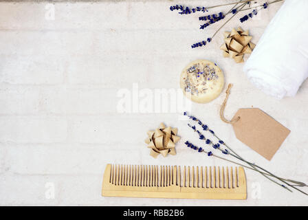 Spa und Wellness Ambiente mit Lavendelblüten und handgemachte Seife oder Shampoo Bar, Dayspa Natur. Stockfoto