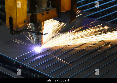 Laser Schneidbrenner Maschine in einer industriellen Anlage schneidet Blech Stockfoto