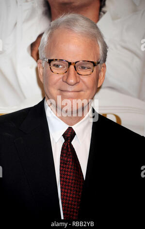 Steve Martin auf der Filmpremiere von "Es ist kompliziert" an der Pariser Theater in New York City. Dezember 9, 2009. Credit: Dennis Van Tine/MediaPunch Stockfoto