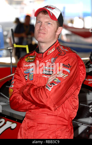 Dale Earnhardt Jr, in der Garage im Zeittraining für die NASCAR Nextel Cup Serie Ford 400, am 17. November 2006 auf dem Homestead-Miami Superspeedway in Homestead, Florida.Credit: mpi04/MediaPunch. Stockfoto