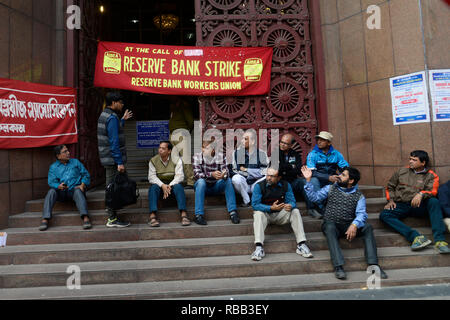 Kolkata, Indien. 08 Jan, 2019. Reserve Bank von Indien oder RBI Mitarbeiter sitzt auf den Stufen der RBI-Regionalbüro in der 48 Stunden langen landesweiten Generalstreik von zentralen Gewerkschaften aufgerufen, gegen die Menschen Politiken der Union zu protestieren, die Regierung zu beteiligen. Credit: Saikat Paul/Pacific Press/Alamy leben Nachrichten Stockfoto