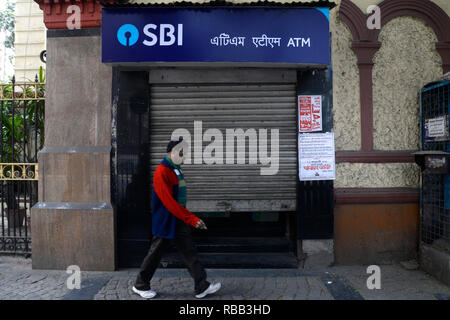 Kolkata, Indien. 08 Jan, 2019. Inder eine enge ATM Zähler Kreuz während der 48 Stunden langen landesweiten Generalstreik von Central Trade Union aufgerufen, gegen die Menschen Politiken der Union Regierung zu protestieren. Credit: Saikat Paul/Pacific Press/Alamy leben Nachrichten Stockfoto