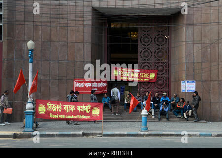 Kolkata, Indien. 08 Jan, 2019. Reserve Bank von Indien oder RBI Mitarbeiter sitzt auf den Stufen der RBI-Regionalbüro in der 48 Stunden langen landesweiten Generalstreik von zentralen Gewerkschaften aufgerufen, gegen die Menschen Politiken der Union zu protestieren, die Regierung zu beteiligen. Credit: Saikat Paul/Pacific Press/Alamy leben Nachrichten Stockfoto