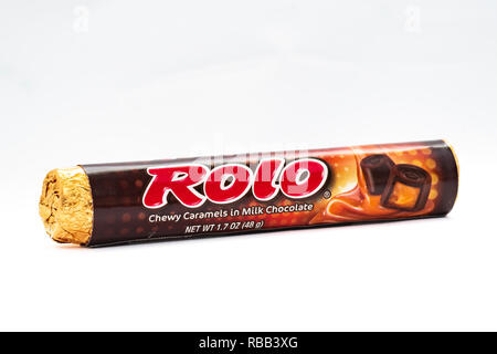 Eine Rolle von Hershey's Rolo Chewy Karamell überzogen mit Milchschokolade. Stockfoto