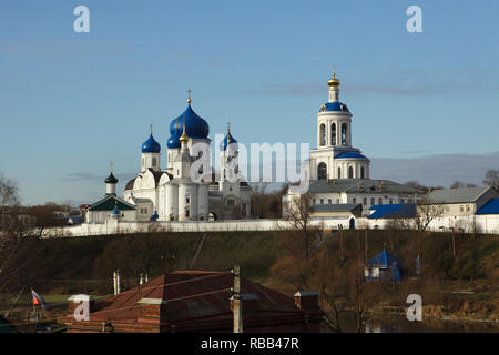 Bogolyubovo bogolyubsky Kloster in der Nähe von Wladimir, Russland. Die Kathedrale, das sich auf das Bogolubskaya Ikone der Gottesmutter von russischen Architekten Konstantin Thon konzipiert und zwischen 1855 und 1866 (mit riesigen blauen Kuppeln) und die Kirche der Geburt der Gottesgebärerin (mit einer goldenen Kuppel) auf die mittelalterliche Gründung der Weiß-Stone Palace Grand Fürst Andrej Bogolyubsky, der Herrscher des Vladimir-Suzdalian Rus von 1157 bis 1174 gebaut, und der Glockenturm sind in dem Bild zu sehen. Auch Bogolubovo und Bogolubsky Kloster geschrieben. Stockfoto