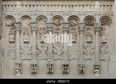 Mittelalterliche aus weißem Stein geschnitzte blind Arcade aus dem 12. Jahrhundert an der nördlichen Fassade der Kathedrale von Saint Demetrius in Wladimir, Russland. Stockfoto