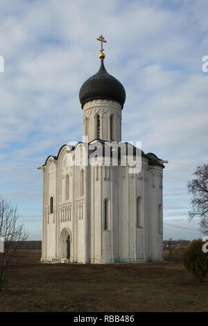 Kirche der Fürsprache auf der Bogolyubovo Nerl Fluss in der Nähe von Wladimir, Russland. Stockfoto