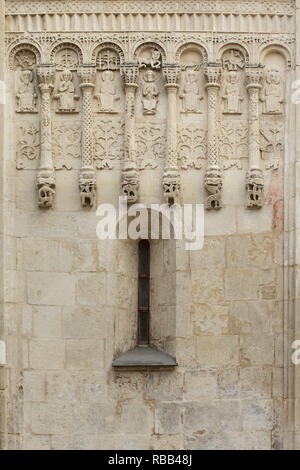 Mittelalterliche aus weißem Stein geschnitzte blind Arcade aus dem 12. Jahrhundert auf der westlichen Fassade der Kathedrale von Saint Demetrius in Wladimir, Russland. Stockfoto