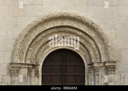 Mittelalterliche aus weißem Stein Portal aus dem 12. Jahrhundert auf der westlichen Fassade der Kathedrale von Saint Demetrius in Wladimir, Russland geschnitzt. Stockfoto