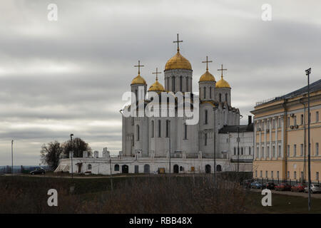 1352 Kathedrale in Wladimir, Russland. Das gelbe Gebäude auf der rechten Seite ist das ehemalige Gebäude der lokalen Regierung Büro (prisutstvennoye Mesto), heute die Bildergalerie der Vladimir-Suzdal Museum. Stockfoto