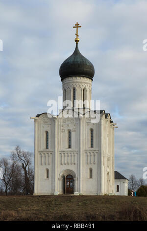 Kirche der Fürsprache auf der Bogolyubovo Nerl Fluss in der Nähe von Wladimir, Russland. Stockfoto