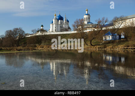 Bogolyubovo bogolyubsky Kloster in der Nähe von Wladimir, Russland. Die Kathedrale, das sich auf das Bogolubskaya Ikone der Gottesmutter von russischen Architekten Konstantin Thon konzipiert und zwischen 1855 und 1866 (mit riesigen blauen Kuppeln) und die Kirche der Geburt der Gottesgebärerin (mit einer goldenen Kuppel) auf die mittelalterliche Gründung der Weiß-Stone Palace Grand Fürst Andrej Bogolyubsky, der Herrscher des Vladimir-Suzdalian Rus von 1157 bis 1174 gebaut, und der Glockenturm sind in dem Bild zu sehen. Auch Bogolubovo und Bogolubsky Kloster geschrieben. Stockfoto