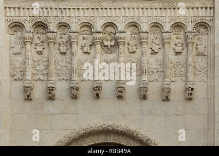 Mittelalterliche aus weißem Stein geschnitzte blind Arcade aus dem 12. Jahrhundert auf der westlichen Fassade der Kathedrale von Saint Demetrius in Wladimir, Russland. Stockfoto