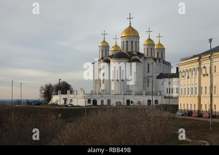 1352 Kathedrale in Wladimir, Russland. Das gelbe Gebäude auf der rechten Seite ist das ehemalige Gebäude der lokalen Regierung Büro (prisutstvennoye Mesto), heute die Bildergalerie der Vladimir-Suzdal Museum. Stockfoto