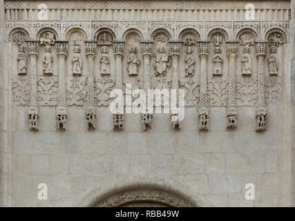 Mittelalterliche aus weißem Stein geschnitzte blind Arcade aus dem 12. Jahrhundert an der nördlichen Fassade der Kathedrale von Saint Demetrius in Wladimir, Russland. Stockfoto