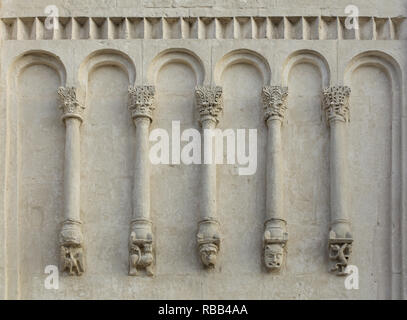 Mittelalterliche aus weißem Stein geschnitzte blind Arcade aus dem 12. Jahrhundert an der südlichen Fassade der Kirche die Fürsprache auf der Bogolyubovo Nerl Fluss in der Nähe von Wladimir, Russland. Stockfoto