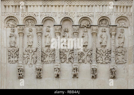 Mittelalterliche aus weißem Stein geschnitzte blind Arcade aus dem 12. Jahrhundert an der nördlichen Fassade der Kathedrale von Saint Demetrius in Wladimir, Russland. Die einzige vollständig erhaltene Fragment aus dem 12. Jahrhundert an der Fassade. Stockfoto