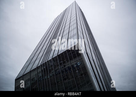 Unterseite perspektivische Ansicht Wolkenkratzer, Business Architecture - 22. Dezember 2018 Crystal Palace, Slowenien Stockfoto