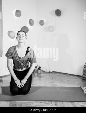 Portrait von wunderschöne junge Frau yoga Indoor. Schöne Mädchen Yoga in ruhiger Umgebung. Ruhe und Entspannung, weibliche Glück. Stockfoto