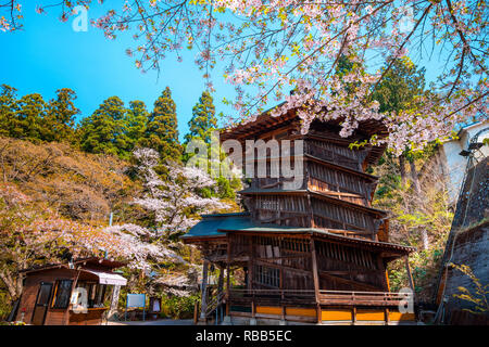 Aizu Sazaedo Tempel mit Cherry Blossom in Fukushima, Japan Aizuwakamatsu, Japan - 21 April 2018: Aizu Sazaedo Tempel oder Entsu Sansodo, erbaut 1796, Stockfoto