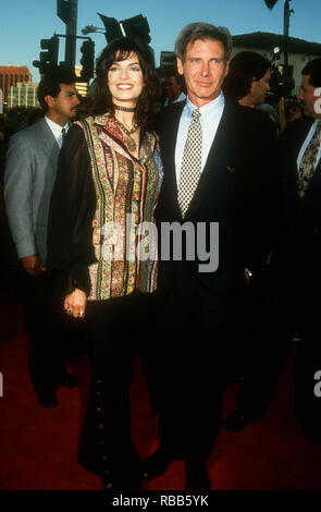 WESTWOOD, CA - 29. Juli: Schauspielerin Sela Ward und Schauspieler Harrison Ford an Warner Bros. Pictures' "Der Flüchtling" Premiere am 29. Juli 1993 an den Mann Dorf Theater in Westwood, Kalifornien. Foto von Barry King/Alamy Stock Foto Stockfoto