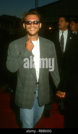 WESTWOOD, CA - 29. Juli: Schauspieler Christian Slater nimmt an Warner Bros. Pictures' "Der Flüchtling" Premiere am 29. Juli 1993 an den Mann Dorf Theater in Westwood, Kalifornien. Foto von Barry King/Alamy Stock Foto Stockfoto