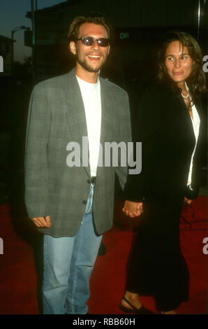 WESTWOOD, CA - 29. Juli: Schauspieler Christian Slater nimmt an Warner Bros. Pictures' "Der Flüchtling" Premiere am 29. Juli 1993 an den Mann Dorf Theater in Westwood, Kalifornien. Foto von Barry King/Alamy Stock Foto Stockfoto