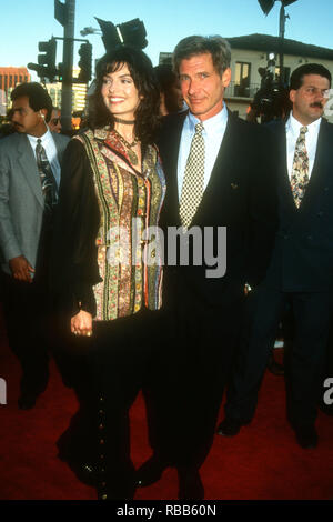 WESTWOOD, CA - 29. Juli: Schauspielerin Sela Ward und Schauspieler Harrison Ford an Warner Bros. Pictures' "Der Flüchtling" Premiere am 29. Juli 1993 an den Mann Dorf Theater in Westwood, Kalifornien. Foto von Barry King/Alamy Stock Foto Stockfoto