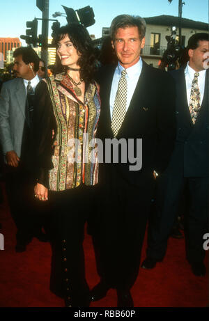 WESTWOOD, CA - 29. Juli: Schauspielerin Sela Ward und Schauspieler Harrison Ford an Warner Bros. Pictures' "Der Flüchtling" Premiere am 29. Juli 1993 an den Mann Dorf Theater in Westwood, Kalifornien. Foto von Barry King/Alamy Stock Foto Stockfoto