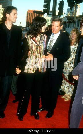 WESTWOOD, CA - 29. Juli: Schauspielerin Sela Ward und Schauspieler Harrison Ford an Warner Bros. Pictures' "Der Flüchtling" Premiere am 29. Juli 1993 an den Mann Dorf Theater in Westwood, Kalifornien. Foto von Barry King/Alamy Stock Foto Stockfoto