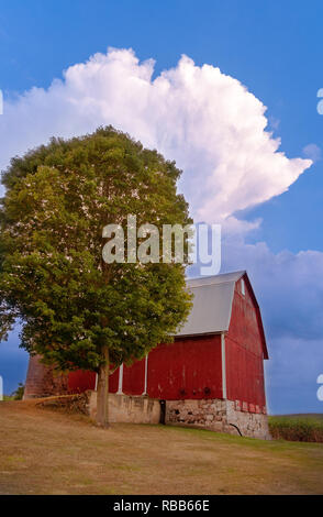 Storm Building Over Barn Stockfoto
