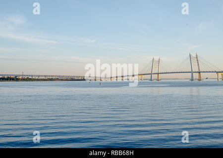 Die Brücke in St. Petersburg. Schöne Sicht auf den Golf von Finnland, St. Petersburg, Russland, Big River View. Krestovsky Insel. Fluss Neva. Brücke der Autobahn. Western high-speed Durchmesser Stockfoto