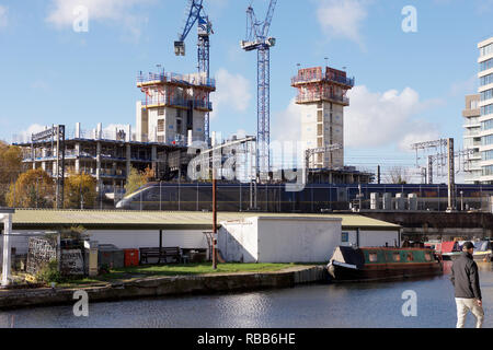 Turmdrehkrane auf einer Baustelle Stockfoto