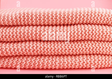 Gestrickte Textur in Coral Farbe. Close Up. Stockfoto