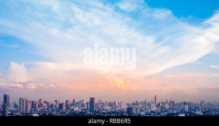 Stadt Landschaft mit einer Gruppe von Gebäude auf Sky und Sonnenlicht Stockfoto