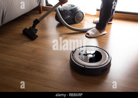 Roboter Staubsauger mit Menschen der Boden Mop. Smart leben Konzepte Ideen Stockfoto