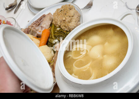 Escudella i Carn d'Olla (Katalanisch gedünstet). Stockfoto