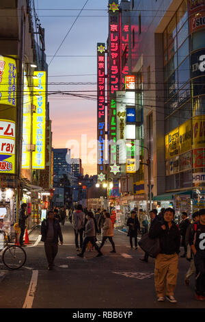 Street Scene in der Nacht in Akihabara Tokyo Japan Stockfoto