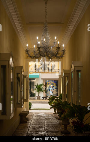 Chandeliered über Encantada entlang der Worth Avenue in Palm Beach, Florida. (USA) Stockfoto