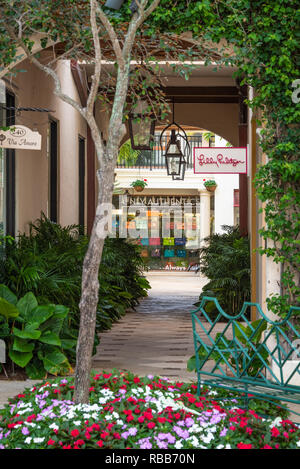 Via Amore Hof entlang der weltbekannten Worth Avenue in Palm Beach, Florida. (USA) Stockfoto
