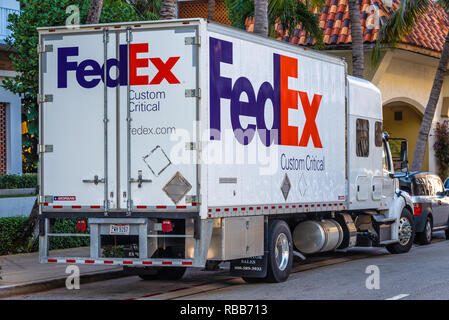 FedEx Custom Critical Lkw auf der Worth Avenue in Palm Beach, Florida. (USA) Stockfoto