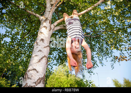 Low Angle View der glücklichen Mädchen den Kopf aus einer Birke auf Kamera genießen Sommer hängen Stockfoto
