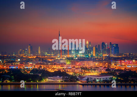 Schöne Skyline von Dubai Stadt bei Nacht in Vereinigte Arabische Emirate Stockfoto