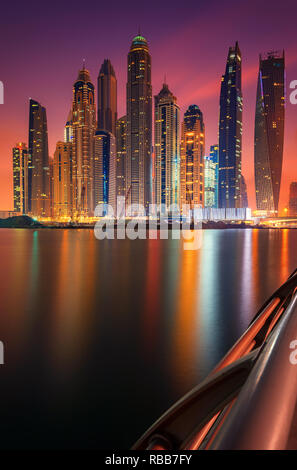 Schönen Skyline von Dubai Marina in der Nacht in den Vereinigten Arabischen Emiraten Stockfoto