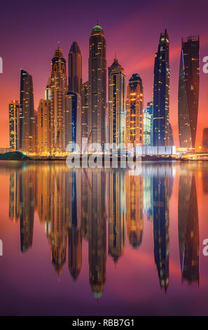 Schönen Skyline von Dubai Marina in der Nacht in den Vereinigten Arabischen Emiraten Stockfoto